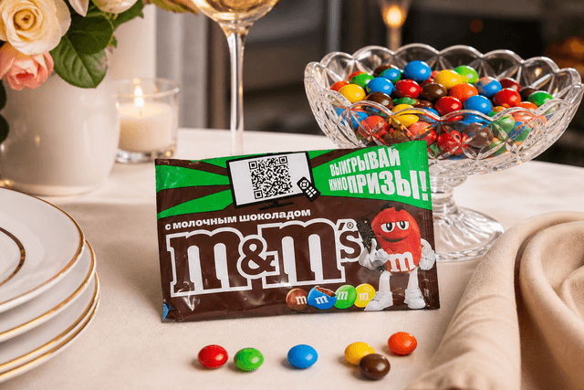 Драже M&M`s Шоколад 45г: 1. Праздничный стол и вазочка для гостей
