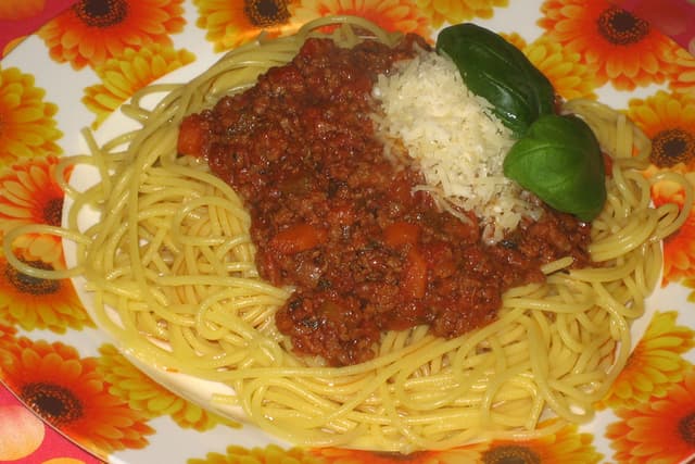 Спагетти болоньезе с мясным томатным соусом