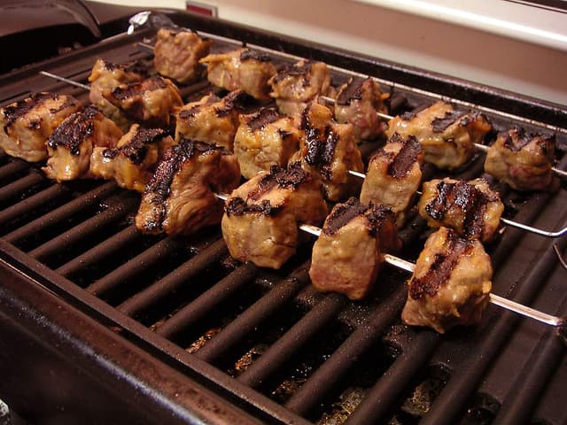 Мясо готовится на гриле, сцена барбекю на открытом воздухе