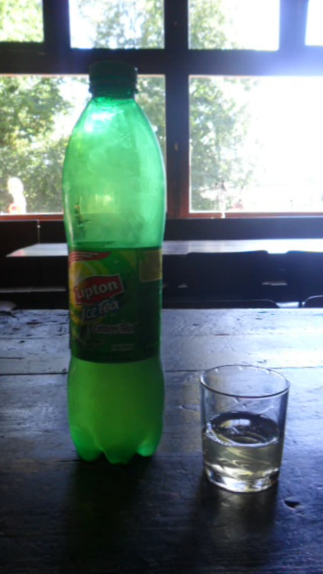 Бутылка холодного чая Lipton Ice Tea