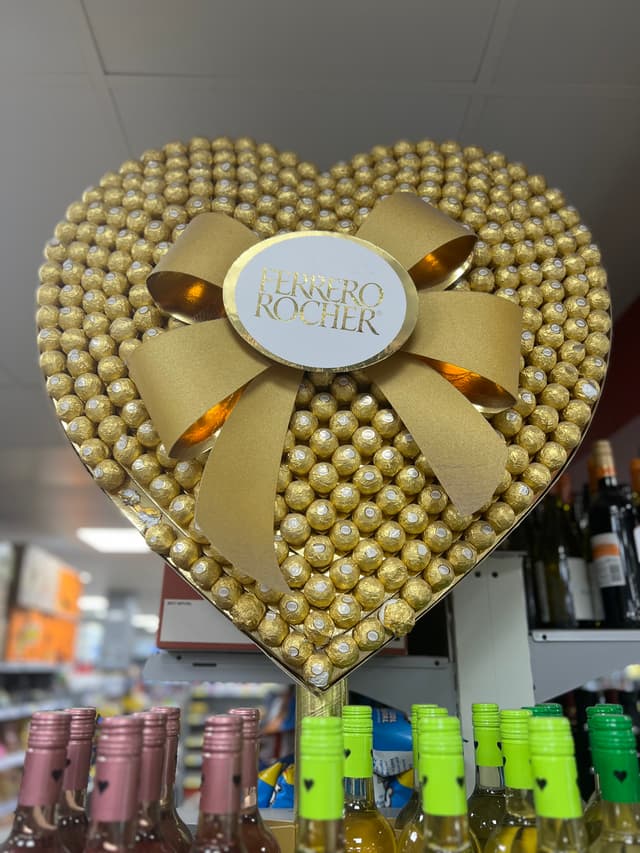 Конфеты Ferrero Rocher, выложенные в форме сердца