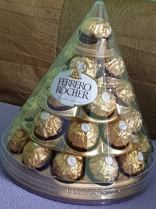 Пирамида из коробок и конфет Ferrero Rocher, праздничная витринная выкладка