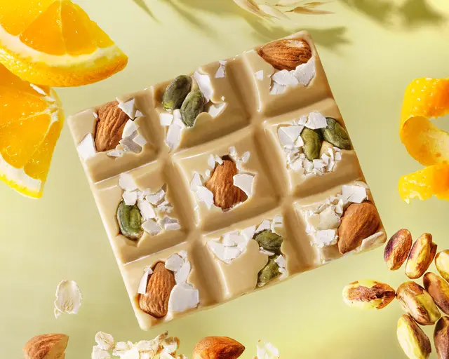 Шоколадная плитка "Apriori" Wellness овсяная с апельсином, миндалем и фисташкой 50г (Россия)